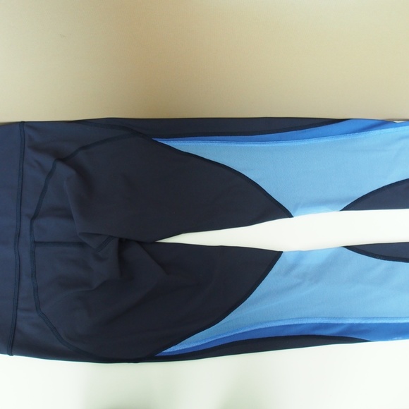 Lululemon Legging. Mix Mesh Blue Contrast Crop Legging Size 6 - Picture 8 of 10